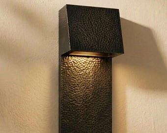 Rustykalna lampa ścienna, oksydowana, młotkowana, czarna patyna, kinkiet zewnętrzny