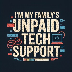 Puede incluir: Diseño gráfico azul marino oscuro con el texto "I'M MY FAMILY'S UNPAID TECH SUPPORT" en blanco. El diseño incluye un portátil, una barra de carga y otros gráficos relacionados con la tecnología en rojo, azul y naranja.