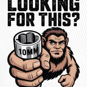 Puede incluir: Ilustración de una criatura parecida a un Bigfoot sosteniendo un enchufe de 10 mm. El texto "LOOKING FOR THIS?" se muestra arriba. La imagen tiene un fondo blanco con un patrón ondulado sutil.