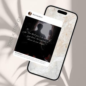 Pode incluir: Um smartphone exibe uma publica&ccedil;&atilde;o de m&iacute;dia social com uma imagem escura em silhueta de uma pessoa. A publica&ccedil;&atilde;o inclui o texto: "Voc&ecirc; acha que est&aacute; no controle do seu cora&ccedil;&atilde;o, mas &agrave;s vezes ele escolhe seu pr&oacute;prio perigo." O telefone est&aacute; em uma superf&iacute;cie clara.