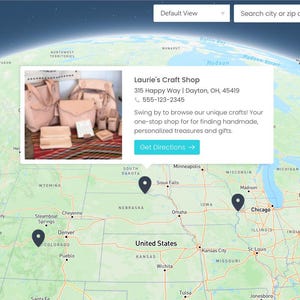 Może przedstawiać: Mapa Stanów Zjednoczonych ze znacznikami lokalizacji. Wyskakujące okienko wyświetla nazwę "Laurie's Craft Shop" i jej adres. Sklep oferuje ręcznie robione rękodzieło, wystrój domu, biżuterię i spersonalizowane prezenty.