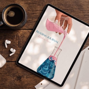 Op de afbeelding: Een digitale tablet met een leesdagboek-omslag met de tekst READING JOURNAL Rippling Pages. De illustratie toont een hand die roze vloeistof uit een bekerglas in een kolf met blauwe, kolkende vloeistof giet op een witte achtergrond.