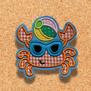 Może przedstawiać: Czerwono-biały krab w kratę w niebieskich okularach przeciwsłonecznych i różowo-zielonym piłką plażową na głowie.