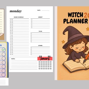Puede incluir: Una colección de artículos de papelería que incluyen un cuaderno de espiral, un planificador semanal y un planificador diario. El planificador diario tiene un horario y una lista de tareas. La portada del planificador de la derecha dice "WITCH 2026 PLANNER".