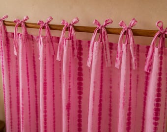 Handgefertigte rosa Baumwollvorhänge im Batik-Look, Boho-Gardinen mit Bindebändern (lichtdurchlässig)