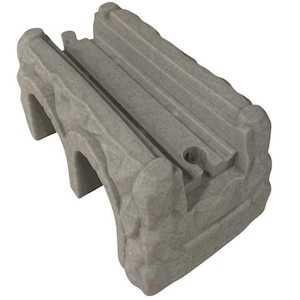 Puede incluir: Un puente gris con aspecto de piedra para un juego de trenes. El puente tiene dos vías paralelas y un exterior rocoso texturizado con dos arcos. El puente de juguete está diseñado para elevar las vías del tren.