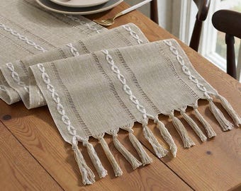 Camino de mesa rústico de lino nórdico, decoración de mesa de granja brillante con borlas, acento natural para mesa de comedor