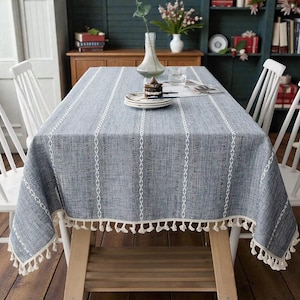 Può includere: Un set di tre tazze in ceramica con finitura opaca e macchiettata. Le tazze sono nei toni del crema, grigio chiaro e grigio scuro. Ogni tazza ha un design semplice e minimalista e un manico arrotondato. Le tazze sono impilate.