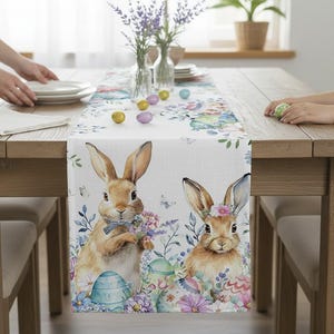 Può includere: Una tazza di ceramica bianca con un manico nero e la scritta "But First, Coffee" in stile scritto a mano. La tazza è su una superficie bianca. La tazza è alta circa 10 cm.