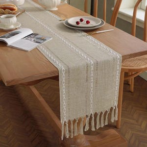 Camino de mesa rústico de lino bordado, decoración de granja con borlas