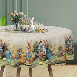Può includere: Una tovaglia rotonda a tema pasquale con un design stravagante con coniglietti, case e uova di Pasqua. Il centrotavola include un vaso di tulipani e statuette decorative di coniglietti. La tovaglia è su un tavolo di legno.
