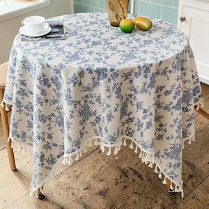 Könnte beinhalten: Eine weiße Keramik-Tasse mit schwarzem Henkel und dem Text "But First, Coffee" in handschriftlichem Stil. Die Tasse steht auf einer weißen Oberfläche. Die Tasse ist 10 cm hoch.