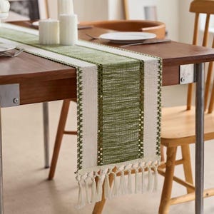 Camino de mesa nórdico bohemio a rayas verdes, decoración de mesa con borlas tejidas a mano, mesa rústica de granja primaveral, camino de mesa de centro