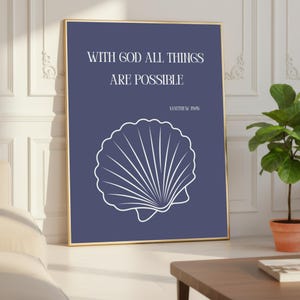 Peut inclure: Impression d'art encadrée avec un fond bleu marine et un cadre doré. L'impression présente le texte "WITH GOD ALL THINGS ARE POSSIBLE" et "MATTHEW 19:26" au-dessus d'une illustration de coquillage blanc. Un pot de plante est visible.