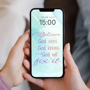 Puede incluir: Un teléfono inteligente muestra una cita motivacional en su pantalla. La pantalla muestra la hora como 15:00 y la fecha como lunes 6 de enero. La cita dice "Believe God sees God knows and God will fix it" en varios colores.