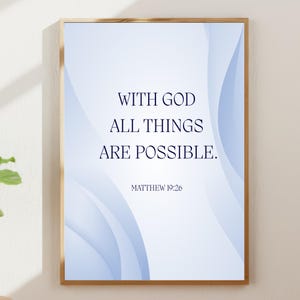 Könnte beinhalten: Ein gerahmter Druck mit einem hellblauen und weißen abstrakten Design. Der Text "WITH GOD ALL THINGS ARE POSSIBLE." wird in Dunkelblau angezeigt, zusammen mit "MATTHEW 19:26". Der Rahmen hat eine hellbraune Farbe.