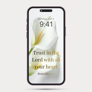 Puede incluir: Un smartphone con marco morado muestra un fondo de pantalla floral blanco con el texto "Trust in the Lord with all your heart" y la hora 9:41. La pantalla del teléfono también muestra la fecha, lunes 6 de enero, y el versículo bíblico Proverbios 3:5.