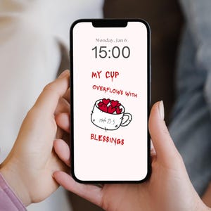 Könnte beinhalten: Eine weiße Keramik-Tasse mit schwarzem Henkel und dem Text "But First, Coffee" in schwarzer, handschriftlicher Schrift. Die Tasse steht auf einer weißen Oberfläche.