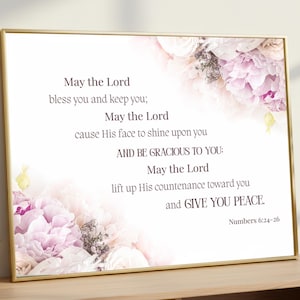 Könnte beinhalten: Gerahmter Druck mit einem floralen Design in Rosa- und Weißtönen. Der Text lautet: „Der Herr segne dich und behüte dich...und gebe dir Frieden.“  Nummer 6:24-26 ist unten aufgedruckt.