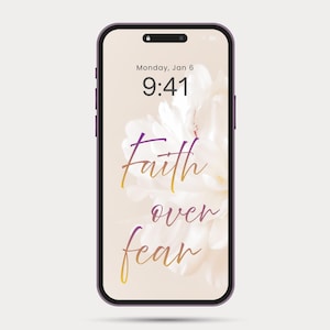 Puede incluir: Un smartphone con una funda morada muestra un fondo de pantalla floral con las palabras "Faith over Fear" en un degradado de amarillo a morado. La pantalla muestra la fecha y la hora: lunes 6 de enero, 9:41.