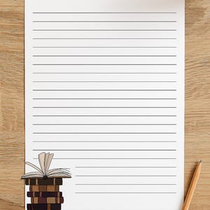 Può includere: Un blocco note a righe con un'illustrazione di una pila di libri nell'angolo. I libri sono di varie tonalità di marrone e uno è aperto. Una matita, una graffetta e una piccola tazza marrone sono anche sulla superficie di legno.