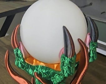 Lámpara de mesa con forma de mano de dragón