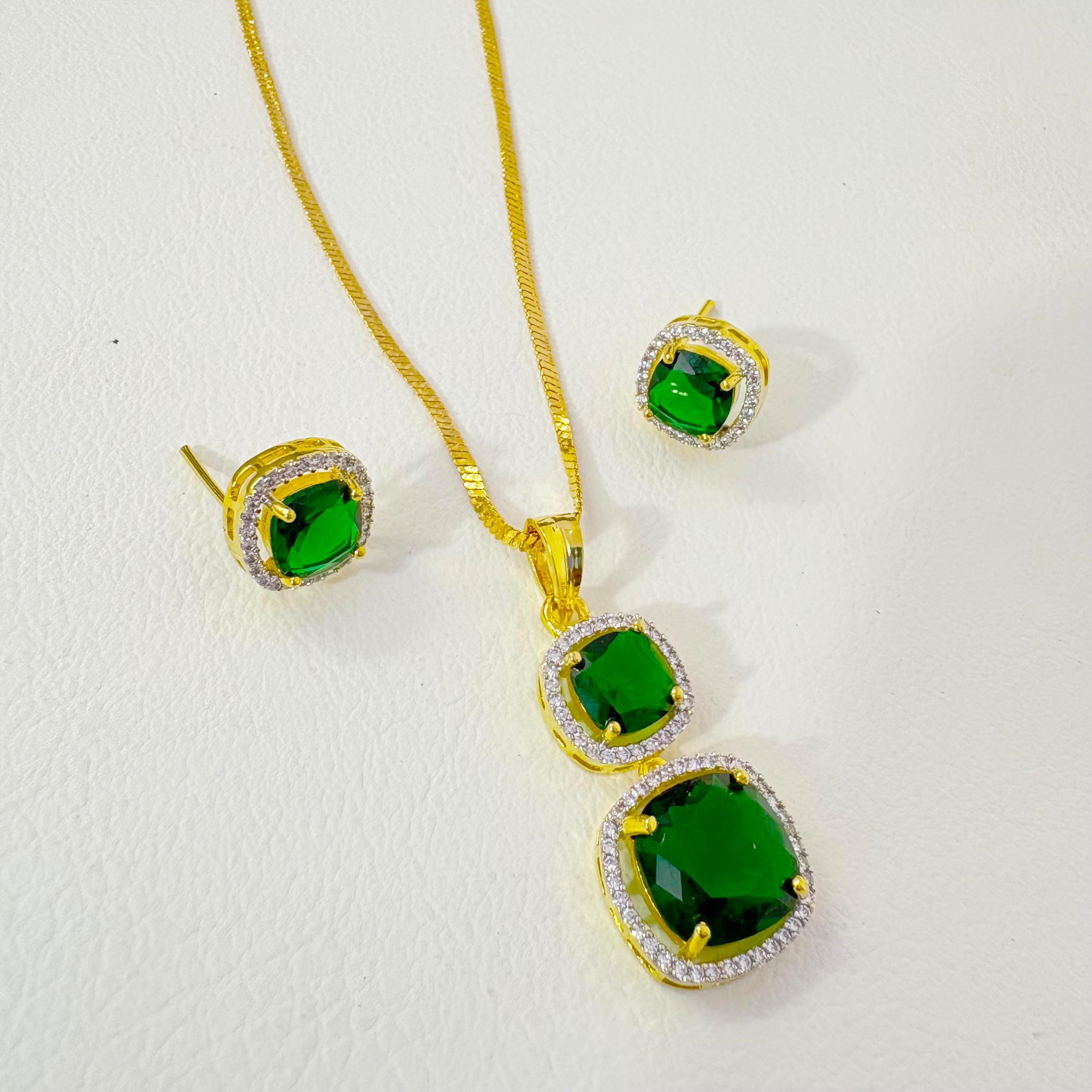 ゴールドメッキのエメラルドグリーンペンダントとイヤリングセット CZ 