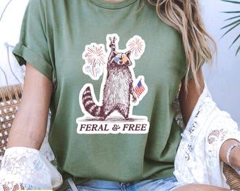 Camiseta de mapache del 4 de julio / Camiseta "Salvaje y libre" / Divertida camiseta patriótica de mapache / Ropa para el Día de la Independencia / Ropa de regalo para el 4 de julio