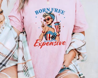 Camiseta para mujer del 4 de julio / Camiseta "Nacida libre pero cara" / Camiseta divertida de chica pin-up patriótica / Ropa del Día de la Independencia / Regalo del 4 de julio