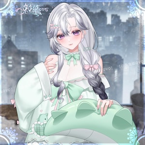 以下が含まれることがあります： 長い銀髪と紫色の目をした人物のアニメ風イラスト。明るい緑と白の衣装に大きなリボンをつけ、緑色のぬいぐるみを持っています。背景には都市景観が描かれています。