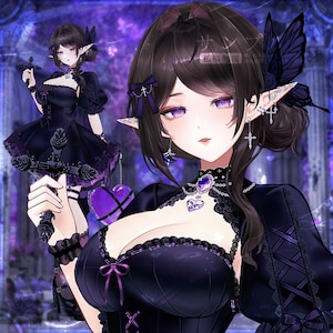 Pode incluir: Um personagem de estilo anime com cabelo escuro, orelhas pontudas e olhos roxos, vestindo um vestido preto com detalhes em renda, um corpete estilo espartilho e um acessório de cabelo de borboleta. O personagem segura um cajado em forma de cruz.