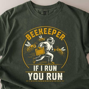 Camiseta divertida de apicultor: "Si yo corro, tú corres". Regalo para amantes de las abejas.
