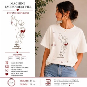 Könnte beinhalten: Cremefarbenes T-Shirt mit einem Stickdesign zum Thema Wein. Das Design zeigt eine Strichzeichnung einer Frau, die ein Weinglas hält, mit dem Text "it's wine o'clock somewhere". Das Stickdesign ist 24 cm hoch und 14 cm breit.