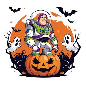 Puede incluir: Ilustración de dibujos animados de Buzz Lightyear de pie sobre una calabaza naranja tallada. El fondo es naranja con murciélagos, fantasmas y estrellas. La imagen tiene un tema de Halloween.