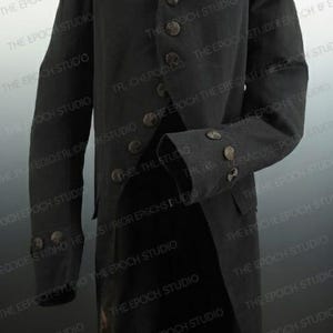 Può includere: Un lungo soprabito nero con colletto alto e diversi bottoni scuri. Il cappotto presenta maniche lunghe con polsini abbottonati e una vestibilità su misura, adatto per rievocazioni storiche o eventi in costume.