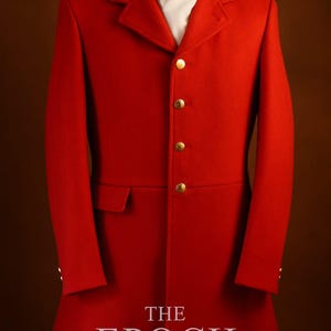 Puede incluir: Un abrigo rojo brillante con botones dorados y una bufanda blanca. El abrigo tiene un diseño clásico con un corte entallado y un solo bolsillo. El texto "THE EPOCH STUDIO" está impreso en la parte inferior del abrigo.