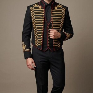 Chaqueta de oficial militar de húsares negros - Túnica de desfile estilo Regencia con trenzado dorado y ribete rojo