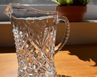 Dzbanek do mleka ze szkła prasowanego w stylu vintage | 4,5" wysokości, wzór w romby i wachlarze