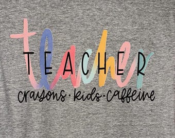 Camiseta infantil Crayons Cafeína para profesores - Estampado DTF Gildan Softstyle