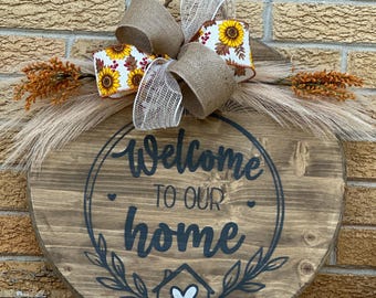 Colgador de puerta de madera pintado a mano / Letrero redondo de 45 cm para puerta de entrada / Decoración de bienvenida para porche sellada / Regalo listo para enviar / Bienvenido a nuestro hogar