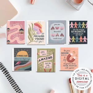Puede incluir: Un conjunto de ocho tarjetas de felicitación con mensajes inspiradores e ilustraciones. Las tarjetas presentan varios diseños, incluyendo motivos florales, mariposas y citas motivacionales. La paleta de colores incluye tonos rosas, verdes y azules.