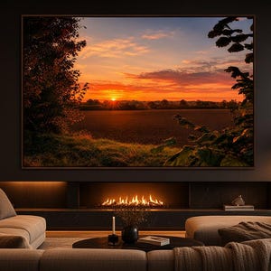 Könnte beinhalten: Ein großes rechteckiges Wandbild, das einen leuchtenden Sonnenuntergang über einem dunklen Feld zeigt, gerahmt in dünnem Holz. Die Szene zeigt orangefarbene und violette Wolken über einer Baumsilhouette und einer flachen Landschaft, montiert über einem linearen Kamin.