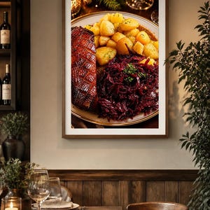 Peut inclure: Une impression d'art murale encadrée représentant une assiette de dîner avec un magret de canard saisi à la peau quadrillée, une portion de pommes de terre rôties dorées et du chou rouge braisé, le tout disposé sur une assiette blanche à bord doré.