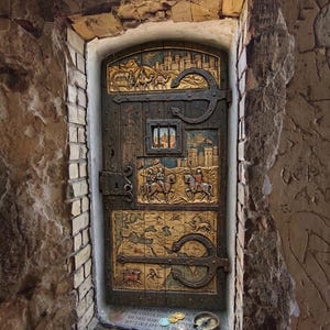 Könnte beinhalten: Eine detaillierte Holztür mit aufwendigen Schnitzereien, die Szenen einer Wüstenkarawane, Ritter und eine Karte darstellen. Die Tür wird von einem steinernen Torbogen umrahmt, mit einem kleinen Fenster und großen Metallscharnieren. Münzen und ein Kompass liegen am Fuß.