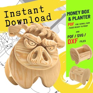 Op de afbeelding: Een houten varkensvormig spaarvarken- en plantenbakontwerp. Het varken heeft een boze uitdrukking en is gemaakt van lichtgekleurd hout. De afbeelding bevat de tekst "Direct downloaden" en "Money Box & Planter" met bestandstype-opties.