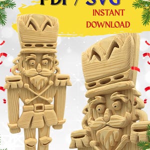 Puede incluir: Dos figuras de cascanueces de madera, una de cuerpo entero y otra en primer plano, se muestran sobre un fondo festivo. Las figuras están talladas en madera de color claro y presentan expresiones faciales detalladas, uniformes y espadas cruzadas. El texto en una pancarta amarilla dice "PDF / SVG DESCARGA INSTANTÁNEA."