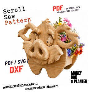 Op de afbeelding: Een houten figuurzaagpatroon voor een varkensvormige spaarpot en plantenbak. Het varken heeft grote oren en een snuit, met een plantenbak gevuld met kleurrijke bloemen. Tekst bevat "Scroll Saw Pattern", "PDF", "Money Box & Planter".