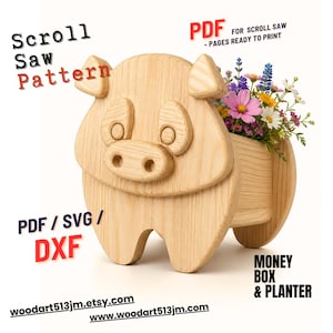 Op de afbeelding: Een houten varkensvormige plantenbak met een gleuf voor een spaarpot. De plantenbak is gevuld met kleurrijke bloemen. De tekst op de afbeelding luidt "Scroll Saw Pattern", "PDF", "PDF / SVG / DXF", "Money Box & Planter" en website-adressen.