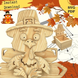 Peut inclure: Une figurine de dinde en bois avec un chapeau de pèlerin, conçue pour l'artisanat. L'image comprend une petite boîte en bois et les mots "Téléchargement instantané" et "SVG PDF". La dinde a un aspect sculpté détaillé.