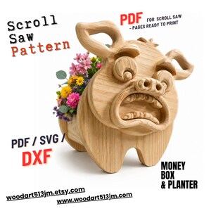 Op de afbeelding: Een houten figuurzaagpatroon voor een spaarpot en plantenbak. Het ontwerp toont een gesneden, cartoonachtig gezicht met een open mond, met een boeket kleurrijke bloemen. Tekst op de afbeelding bevat "Scroll Saw Pattern", "PDF", "PDF/SVG/DXF".